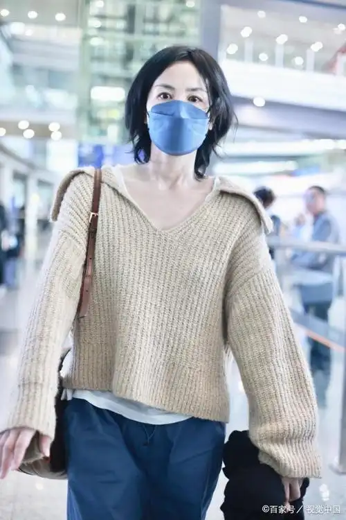 54岁王菲现身首都机场短发毛衣清爽干练