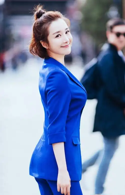 李依晓干练西装时尚写真图片55