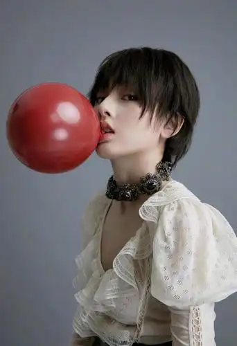 宋祖儿"假小子短发造型"可甜可盐!咬气球的小嘴更吸睛!