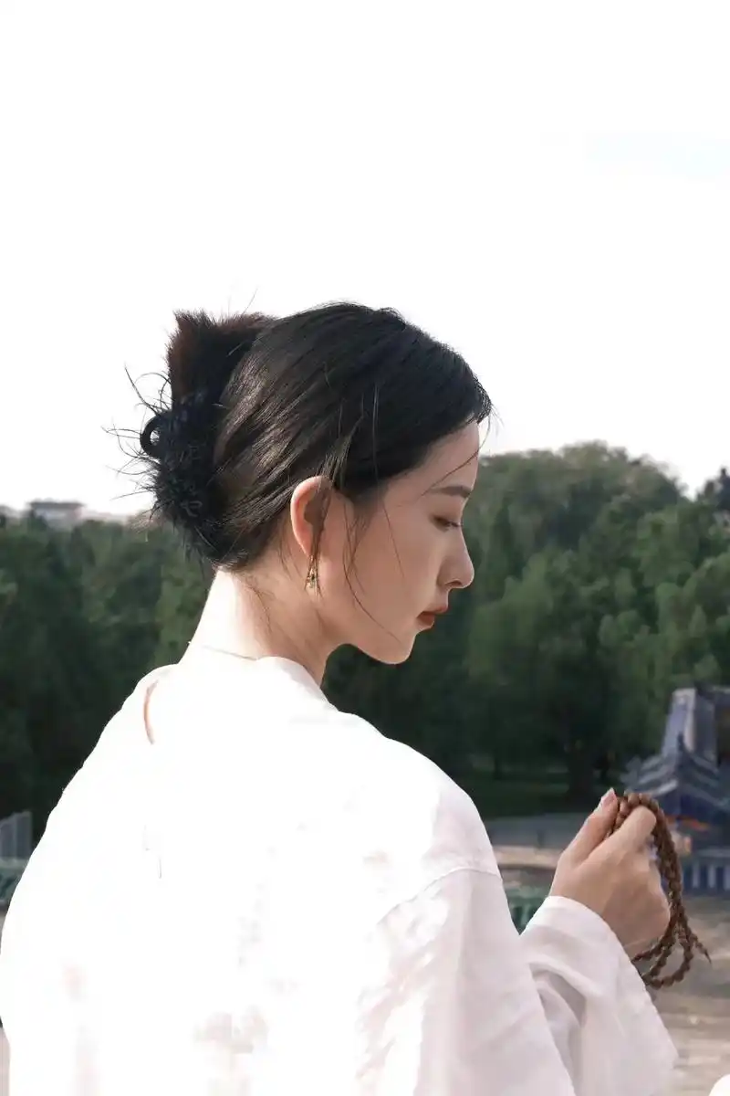 演员   何雨虹 - 抖音