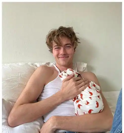 23岁男模luckybluesmith第三个孩子出生