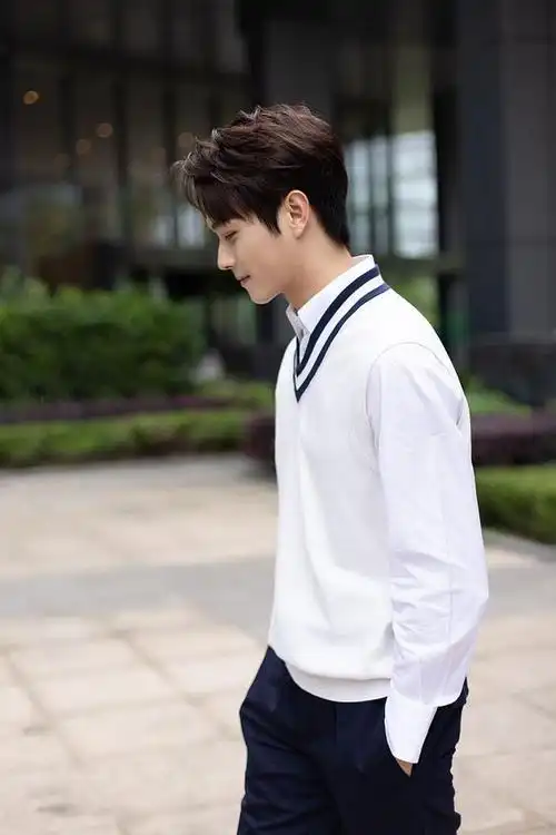 许凯学院风穿搭变身校草温润如玉 阳光下轮廓立体精致帅气十足