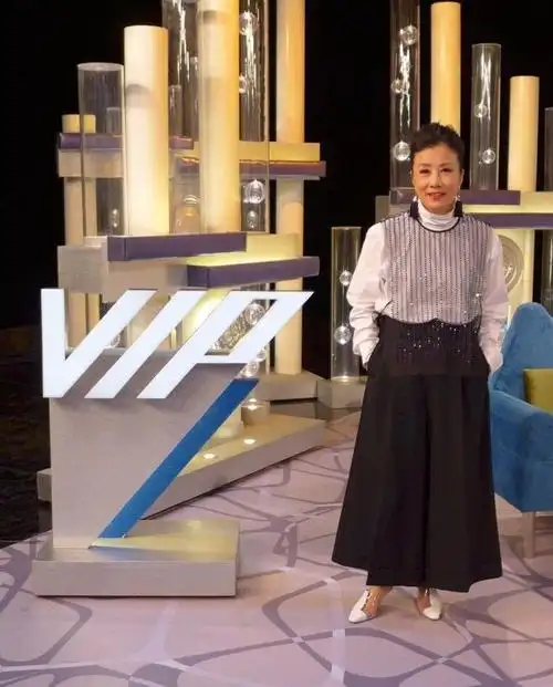 汪明荃满脸皱纹还不服老穿透视裙扮嫩还踩十厘米高跟鞋