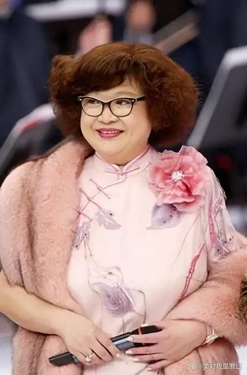 香港娱乐圈发生了一件震惊世人的事件,那就是喜剧演员巨星·沈殿霞的