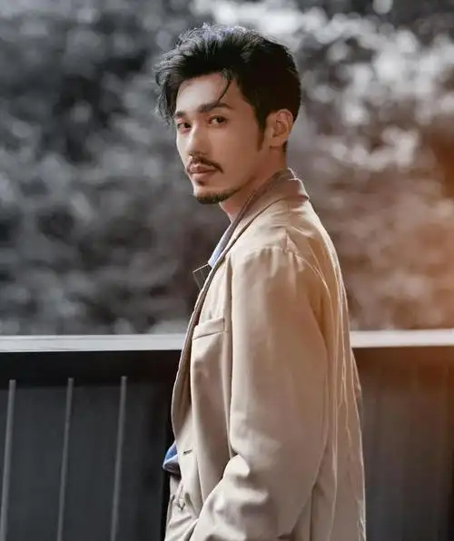 回顾白宇:父亲拥有亿万身家,母亲是演员,女朋友是大家熟悉的她