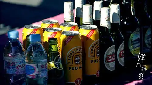 酒吧前的啤酒桌