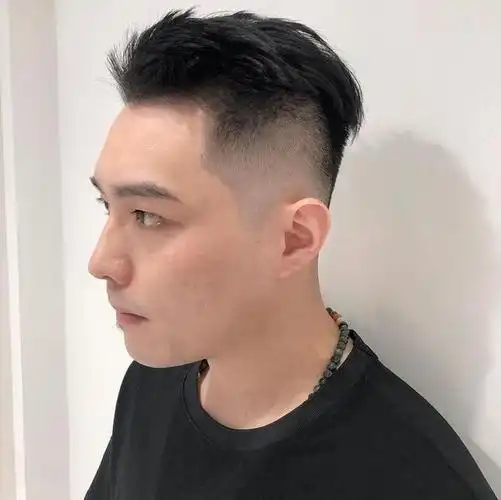 从三七分的位置作为发型的分界线,把头发往两边拨,头发较多的一边就把