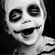 求一个阴险,邪恶的头像,就是眼睛那里是黑色的一圈的卡通头像,最好是