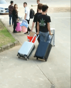 后有一群人集体跑路.前有提桶勇士只身闯天涯.