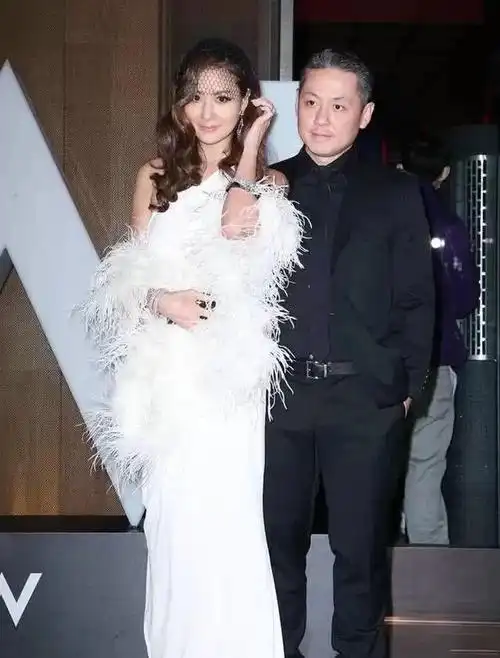 孙芸芸:44岁身材玲珑脸不老,和51岁老公合照像父女|廖镇汉|孙道存|孙