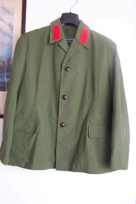 六五式空军女兵绿军装,此款军装列装部队的时间为1965-1985年之间