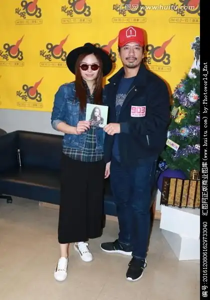 李幸倪和郭伟亮出席电台节目