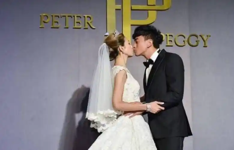 原创何润东罕见的带37岁娇妻露面长相酷似江疏影孙俪却无辜躺枪