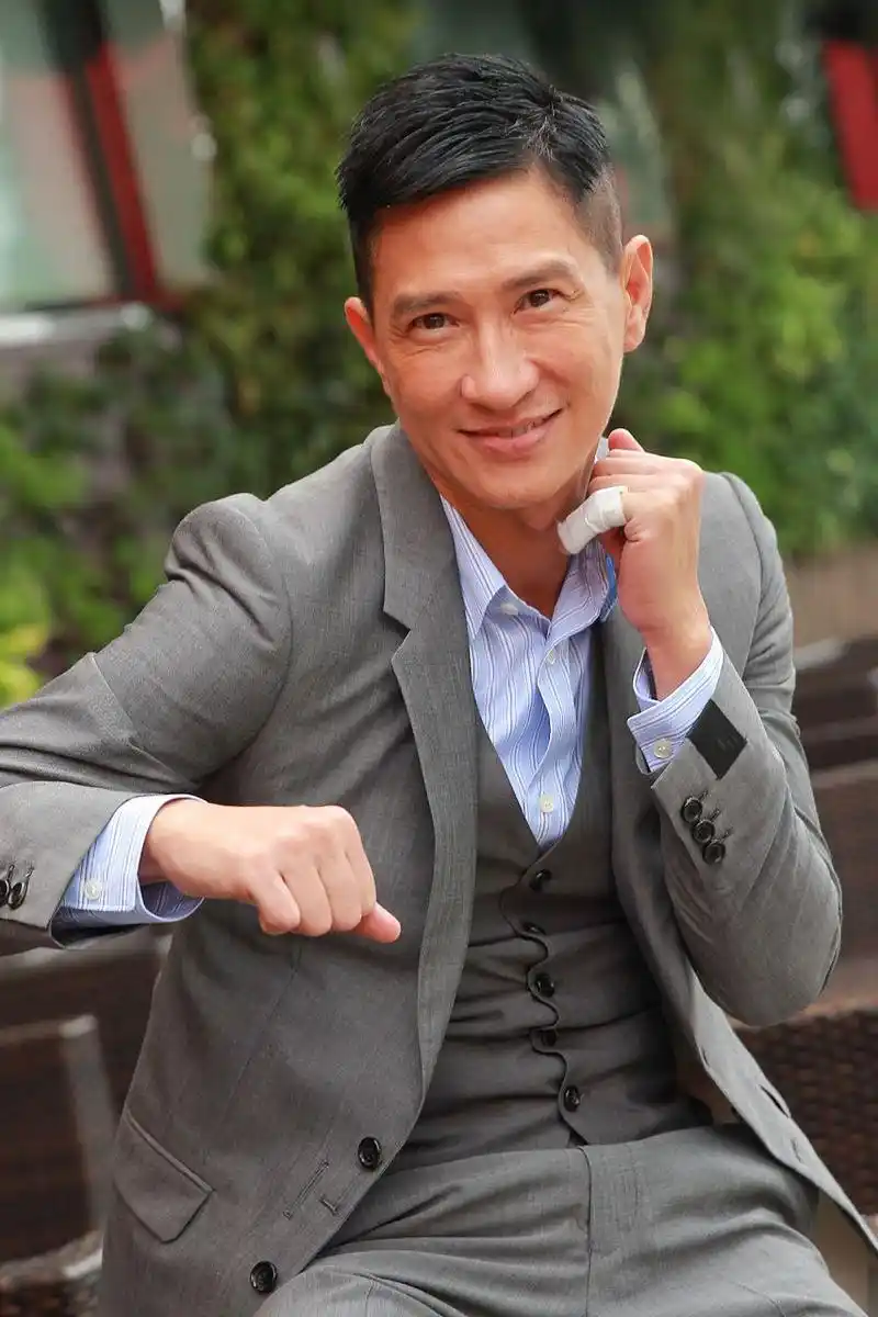 "主持人大吃一惊,一脸不可置信地看着张家辉.