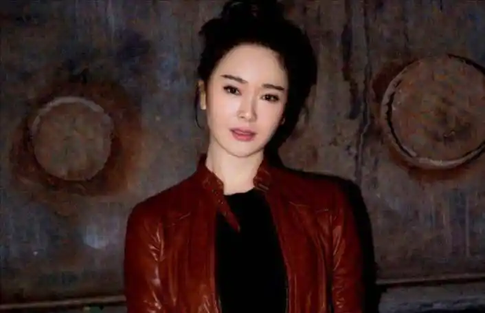 16岁的体操冠军,被姜文看中带进娱乐圈,生活却混乱不堪_左小青_时候