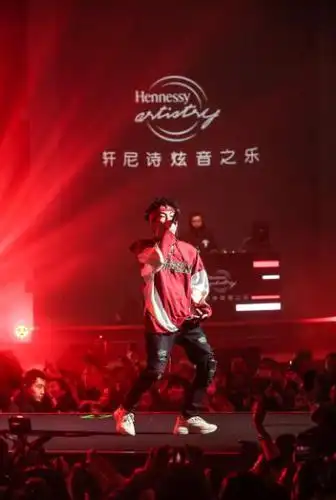 中国新生代说唱歌手红花会贝贝登陆"轩尼诗炫音之乐"舞台,展示眼花