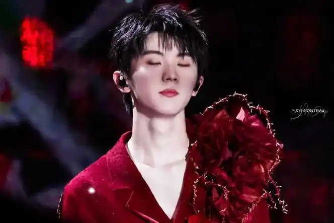 马嘉祺这组红衣造型好惊艳,带刺的红玫瑰,绝美|马嘉祺|红玫瑰|彩虹