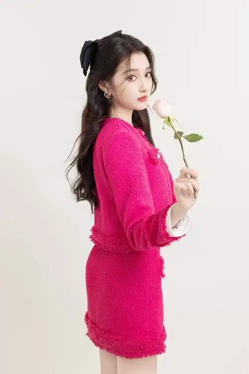 关晓彤写真粉色毛衣配黑靴时尚感爆棚网友这才是女神风范