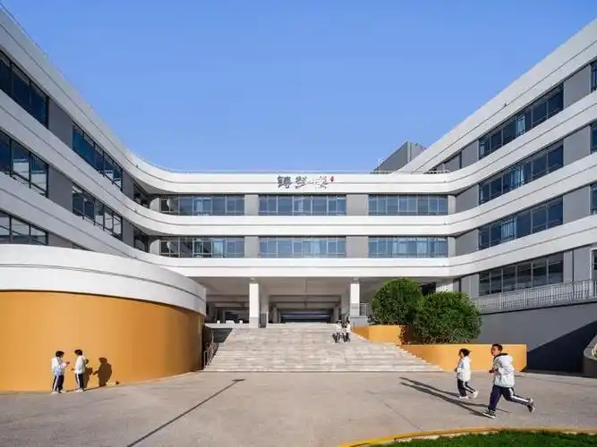 在山边眺望云朵云南省玉溪弘玉中学设计记思序产教融合研究中心