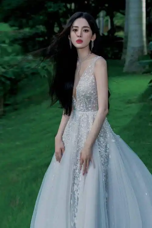 娜扎穿深v长裙仙气飘飘 手臂纤细颜值超高_纱裙_亮片_五官