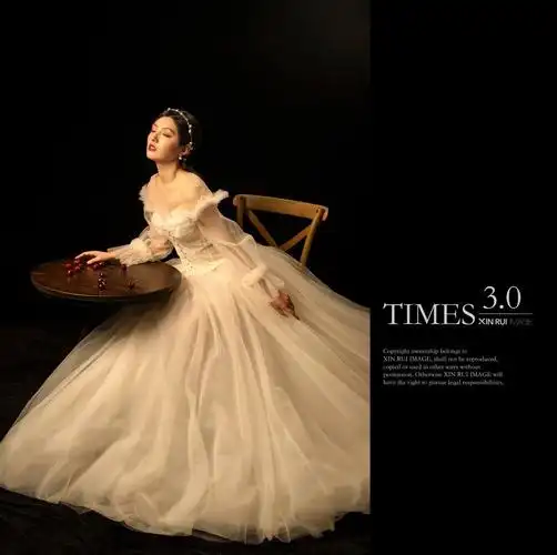 高级黑背景搭配暖黄色灯光拍出高级感婚纱照