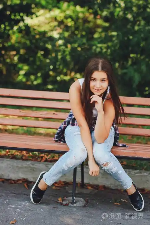 年轻漂亮的女孩步行公园