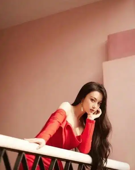 张馨予和妈妈海边看夕阳宝石蓝穿搭恣意洒脱时隔113天回娘家