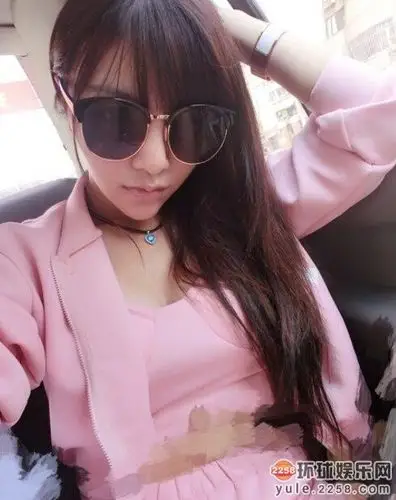 "网红"王玥晨在录节目前化妆,一个被称之为"美颜相机"的数码相机摆放