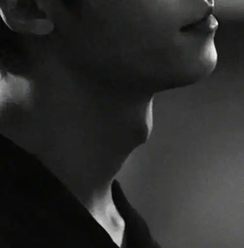 摸男生喉结的头像