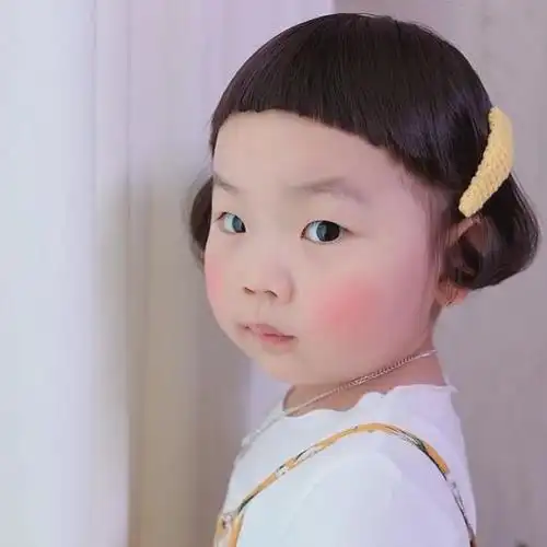 她叫惠珠,今年5岁这位留着西瓜头,身材肉嘟嘟的小女孩成为了居里最新