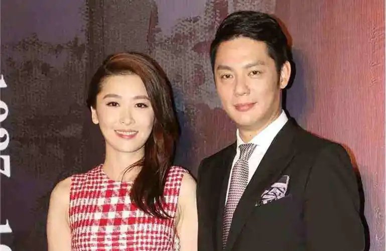 傅程鹏的前妻名为程愫,两个人在大学时期相遇,刚刚进入大学的程愫因为