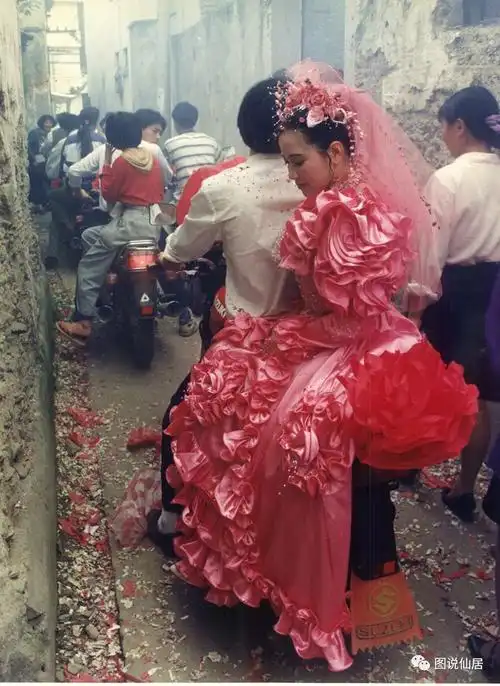 90 年代初,接新娘时兴摩托车80 年代河埠