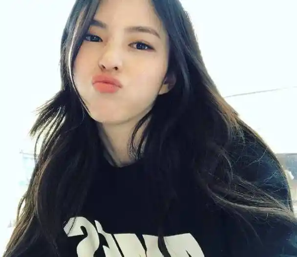 女生自拍照怎么拍:12个自拍拍照姿势,帮你解锁好看自拍照