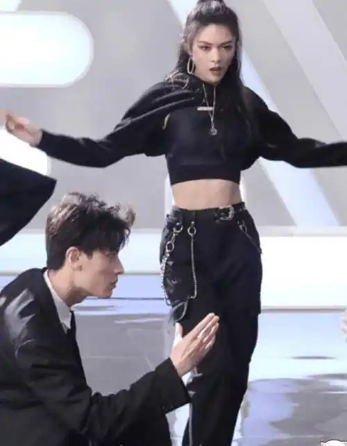 火箭少女解散后,傅菁"失控式"变瘦,腿细到一只手都能握过来_女孩_因为