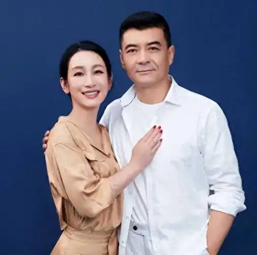 与前妻离婚5年,转身娶知名影后的王新军,他现在过得如何