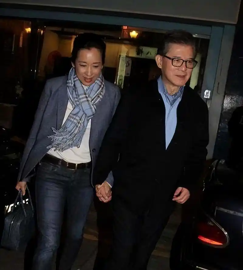 朱玲玲与众港姐相聚,60多岁依然年轻,可是丈夫罗康瑞已白发苍苍