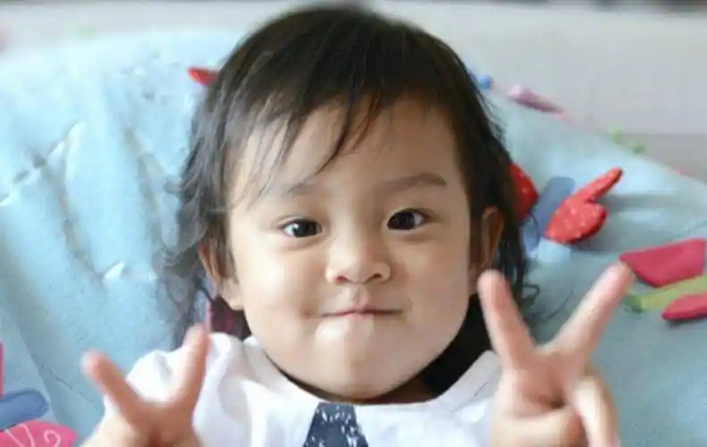 都说女大十八变,李小璐和女儿录视频,岁甜馨越长越像贾乃亮_小时候