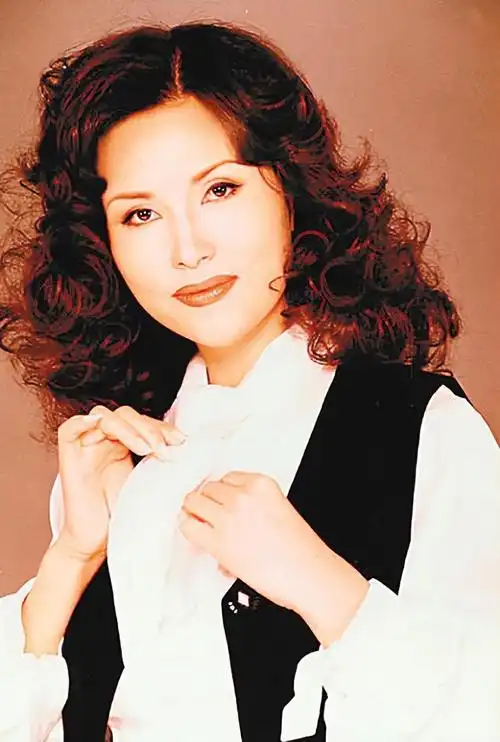 《看秧歌》等众多脍炙人口的歌曲,曾当选为"中国十大民族女高音歌唱家