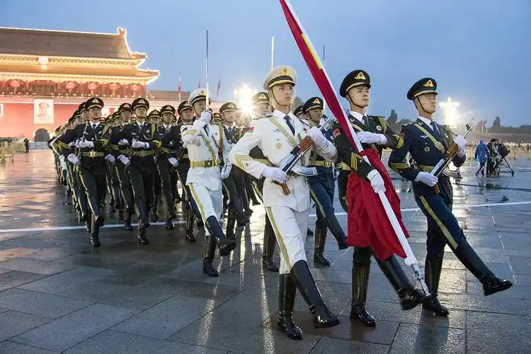 三军仪仗队迈着铿锵有力的步子.