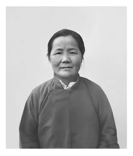 老照片修复,旧照片翻新中,高清精修破损模糊老照片细节