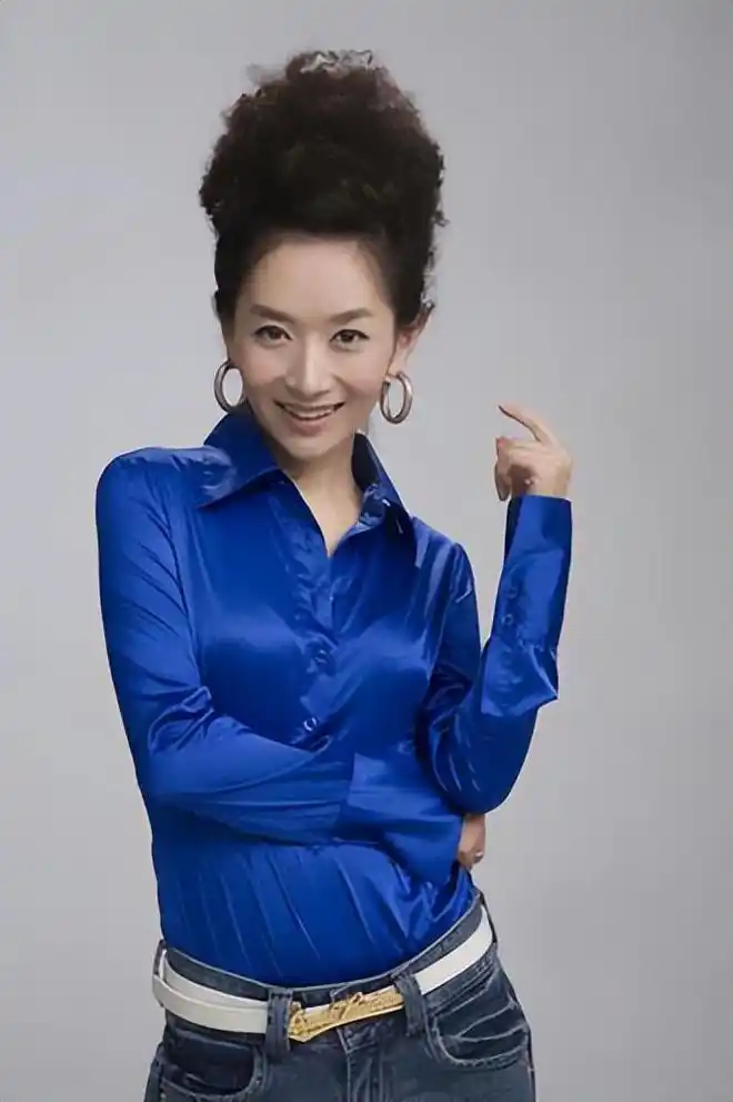 主持人王芳29岁嫁大15岁教授31岁独自产检生女她如今怎样了