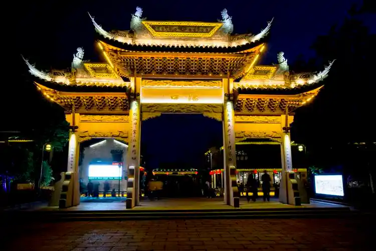 古名丁舍相传是东汉孝子丁兰故里,因位于鹅盹荡口而得名.