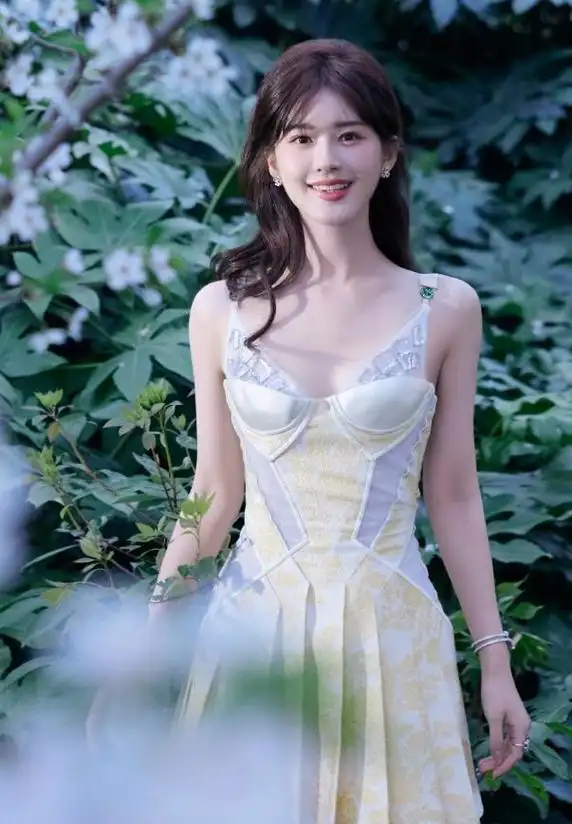 曝赵露思新剧《许我耀眼》!搭档大13岁的陈伟霆合作都市精英爽剧