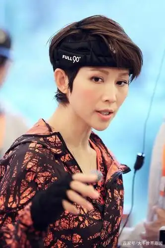 "皇后娘娘"蔡少芬,46岁依旧面色红润笑颜如花!