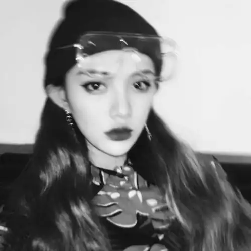 霸气冷漠女生头像黑白,不要踮着脚尖去爱一个人