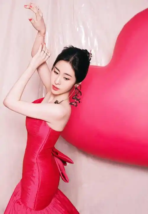 张碧晨裹臀长裙优雅动人_魅力_鲜红色_图片