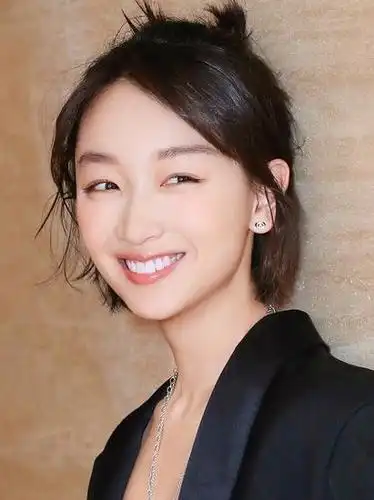 get周冬雨暖萌月牙笑过年见长辈红包收不停