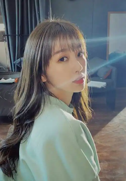 虞书欣穿吊带裙秀侧脸线条千金小姐感有了