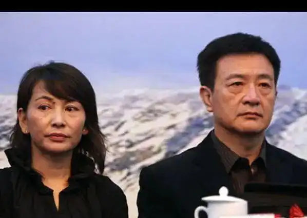 艾丽娅是个成功的演员,生活中有着幸福的家庭.