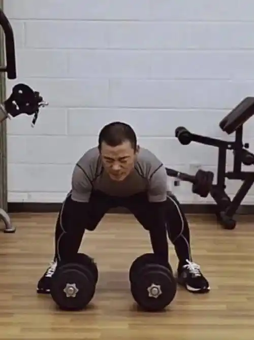 王宝强身材的变化像极了曾经的那个坚韧的"许三多"不同的是当初的"傻